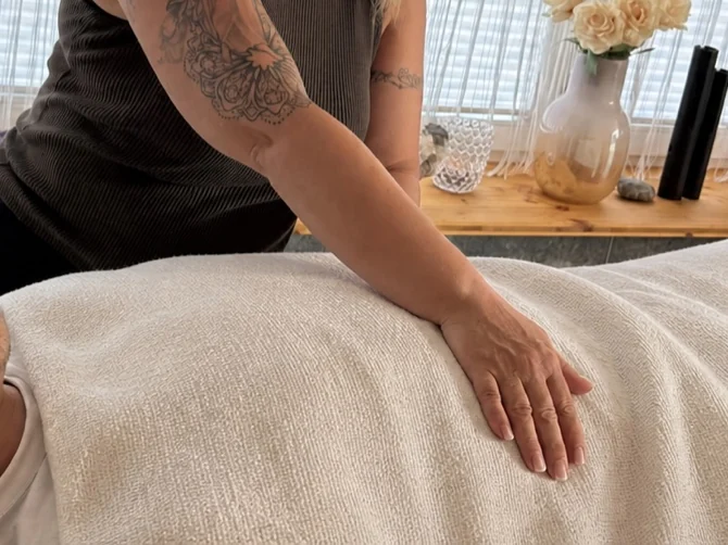 Marianas Hand liegt auf der Decke über einer ruhenden Person.